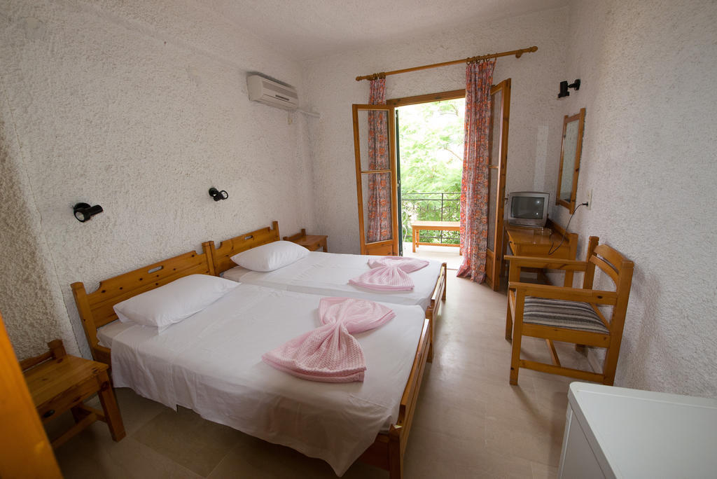 Marie Hotel Acharavi  Rum bild